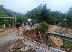 Nhiều đoàn cứu trợ bị mắc kẹt, xã ở Nghệ An phải phát thông báo khẩn