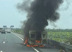 Ô tô đột nhiên cháy dữ dội ở Hà Nội, khách tháo chạy không kịp lấy hành lý