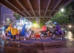Sấm chớp rền vang giữa cơn mưa lớn, người Hà Nội phải trú tạm gầm cầu