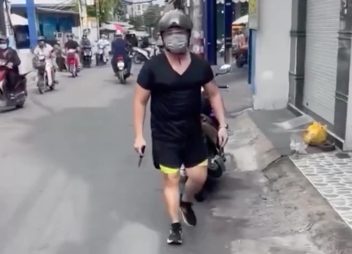 Tạm giữ người cầm dao giải quyết mâu thuẫn giao thông trên đường ở TPHCM