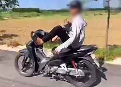 Thanh niên dùng 2 chân điều khiển xe máy rồi quay video đăng TikTok