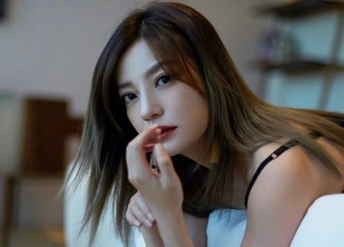 Triệu Vy đường cùng rồi: Tiêu sạch 1.900 tỷ, giờ nợ 51 triệu cũng không có tiền trả?