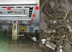 Trung Quốc: Tiệm vàng bị lũ cuốn, người dân đổ xô tìm 20kg vàng dưới bùn