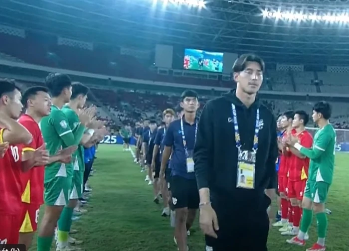 Ứng xử cực fair-play với Indonesia và Thái Lan, U23 Việt Nam nhận được nhiều lời khen ngợi