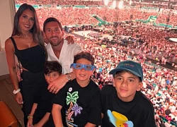 Vợ chồng Messi xuất hiện trên Kiss Cam ở concert Coldplay