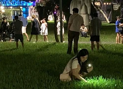 Cặp vợ chồng rơi nhẫn kim cương, người dân soi đèn, vạch cỏ tìm giúp trong đêm