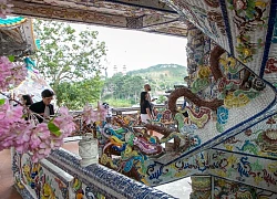 Điểm độc đáo của ngôi chùa 've chai' được kết bằng hàng triệu mảnh sành ở Đà Lạt
