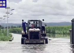Xe khách gặp nạn trong mưa lớn ở Trung Quốc, ít nhất 10 người chết