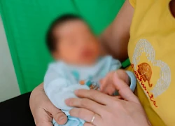 Bé gái 5 ngày tuổi bị bỏ rơi trong túi nilon màu đen