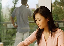 Biết vợ có tiền riêng, chồng âm thầm gửi tiền hàng tháng cho mẹ đẻ... giữ hộ