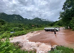 Cầu bị cuốn, ô tô lật do mưa lớn ở Nghệ An