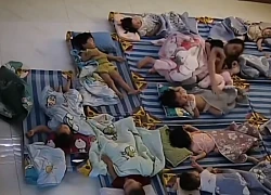Đang ngủ trưa, bé gái chợt bật dậy bước đi trong vô thức nhưng điều khiến các mẹ không rời được mắt là hành động của cô giáo