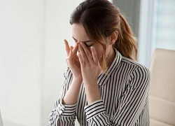 Điều gì xảy ra với giác mạc khi nhìn màn hình không chớp mắt