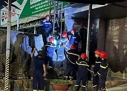 Đồng Nai: Giải cứu người đàn ông mắc kẹt trên biển quảng cáo