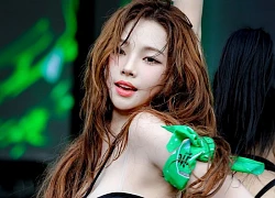Karina khoe visual sáng như tiên tử ở WATERBOMB, "barbie xứ Hàn" đem cả ca khúc chưa ra mắt lên sân khấu