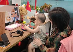 Mẹ bỉm Hà Nội bế con đi làm: Vừa chạy deadline vừa... thay tã cho con, may sao được đồng nghiệp thông cảm và hỗ trợ