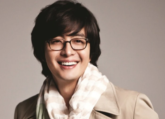 Nhan sắc gây sốc của Bae Yong Joon sau 10 năm ở ẩn, "ông hoàng Hallyu" làm sao thế này?