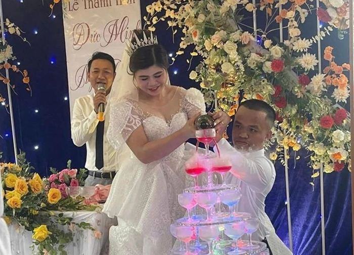 Ở nhà bạn gái 10 ngày, chàng trai cao 1m28 ở Thanh Hóa cưới được vợ xinh