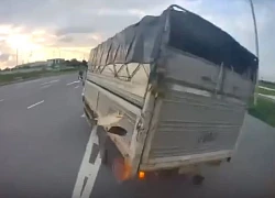 Ô tô tải tạt móp đầu xe bên cạnh để chuyển làn, gây va chạm rồi bỏ chạy