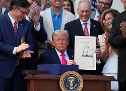 Ông Trump ký thông qua "Dự luật lớn và đẹp"