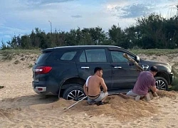 Triệu tập nam tài xế lái ô tô con vào đường cấm trên bãi biển