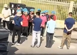 Xôn xao clip công nhân bị bắt đứng giữa nắng để nghe "phổ biến công việc"
