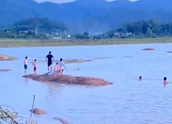 Ba nam sinh sảy chân rơi vào vùng nước sâu, chỉ cứu được 1 em