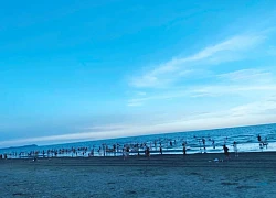 Bãi biển hoang sơ cách Hà Nội 3 giờ lái xe, cảnh đẹp tự nhiên, hải sản tươi ngon
