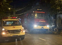 Bên trong hiện trường vụ cháy 8 người tử vong: Ô tô trơ khung, cửa sắt biến dạng