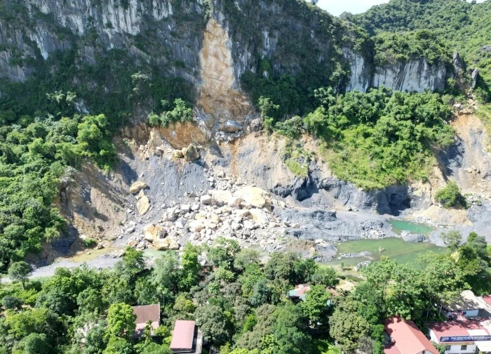 Cảnh tượng kinh hoàng ở Ninh Bình, nghìn khối đá ụp xuống sau tiếng nổ như bom