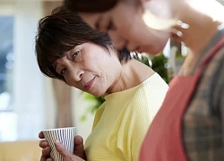 Chồng đi làm ăn xa, tôi khổ sở nuôi 2 con trong quan niệm 'quái lạ' của mẹ chồng