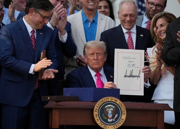 Có gì trong đạo luật 'to đẹp' vừa được ông Trump ký?