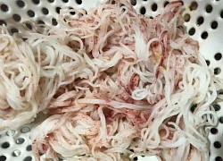 Hộ dân lo lắng khi bún mua từ hàng quen chuyển thành màu đỏ
