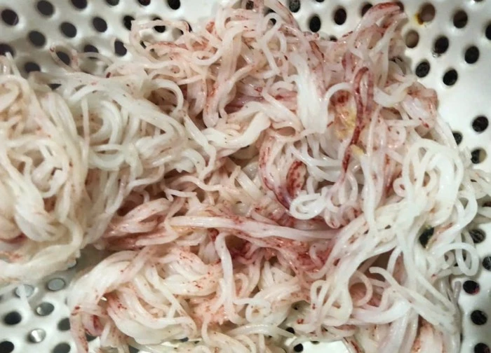 Hộ dân lo lắng khi bún mua từ hàng quen chuyển thành màu đỏ