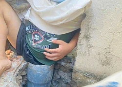 Đục, phá bê tông để giải cứu bé trai 5 tuổi mắc kẹt trong ống thoát nước