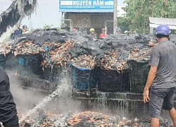 Hiện trường vụ tai nạn khiến 2 vợ chồng tử vong tại chỗ, xe tải cháy trơ khung