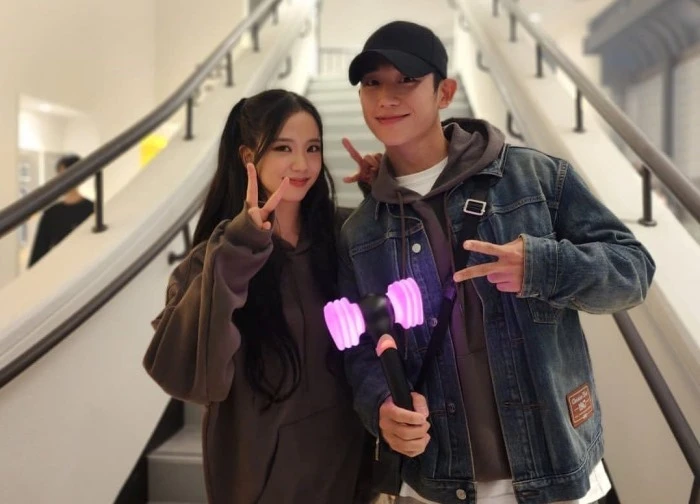 Jung Hae In: Chăm chỉ "đẩy thuyền" với Jisoo, có phản ứng "ngã ngửa" ngày chị cả BLACKPINK lộ bạn trai thật