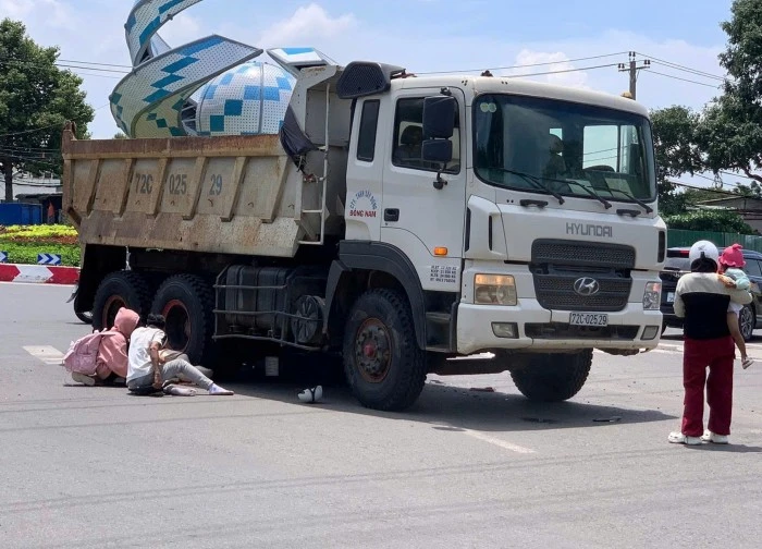 Cô gái tử vong dưới bánh xe tải, nam thanh niên gục khóc tại hiện trường