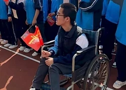 Người cha cõng con khuyết tật đi học suốt 12 năm sẽ lại cõng con vào đại học