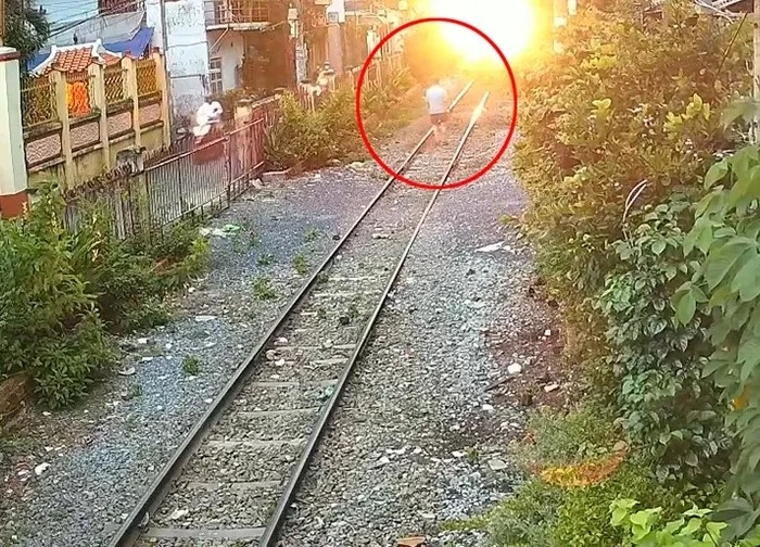 Người đàn ông đứng giữa đường ray bị tàu hỏa đâm tử vong