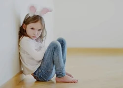 Người mẹ đi làm xa nhà gửi con cho bà, xem camera thấy đứa trẻ thường xuyên run rẩy, sự thật đau lòng