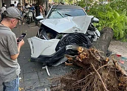 Ô tô con húc đổ cây và xe máy ở Hà Nội, nhiều nạn nhân nằm dưới đường