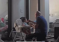 Ông ngoại Hà Nội một tay chăm cháu 7 tháng tuổi, chăm con gái ở cữ từ A đến Z nổi tiếng khắp cõi mạng