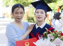 Phụ mẹ nhặt ve chai, nữ sinh 15 tuổi vẫn trở thành thủ khoa