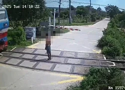 Ra giữa đường ray khi gác chắn đã hạ, người đàn ông bị tàu tông tử vong tại chỗ