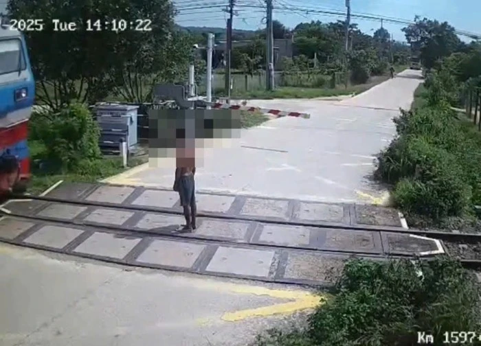 Ra giữa đường ray khi gác chắn đã hạ, người đàn ông bị tàu tông tử vong tại chỗ