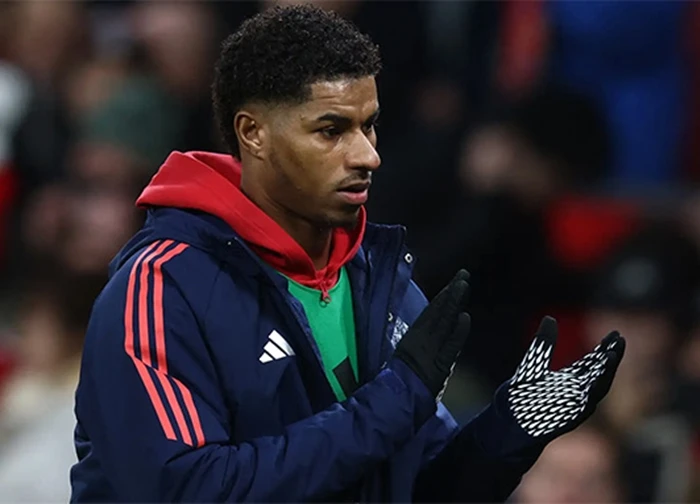 Rashford trở lại MU, tập luyện một mình