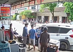 Thợ điện phá cửa ôtô cứu tài xế đột quỵ trên đường