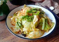 Xào bắp cải đừng cho luôn vào chảo, làm thêm điều này 20 giây, rau giòn ngon, không ra nhiều nước hay mềm nhũn