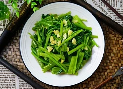 Xào rau muống đừng cho ngay vào chảo, thêm 2 bước này rau muống xanh mướt, giòn sần sật